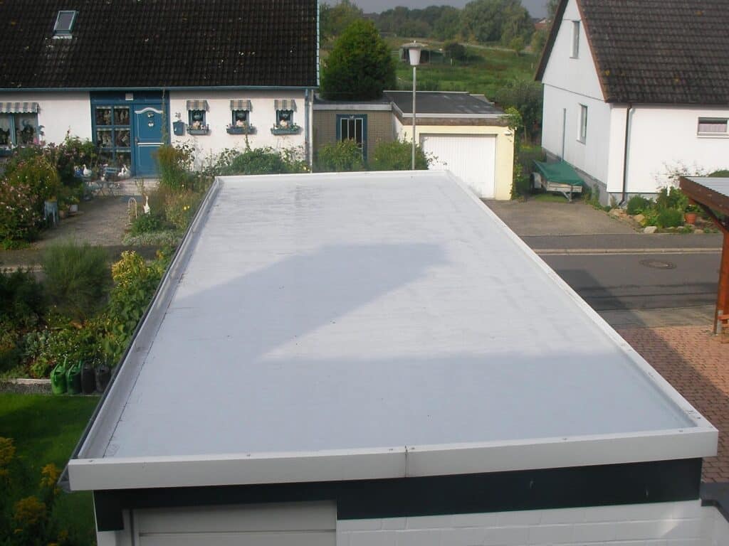 Abgedichtetes Garagenflachdach mit Randabschluss vor dem Aufbringen der Dachbegrünung.
