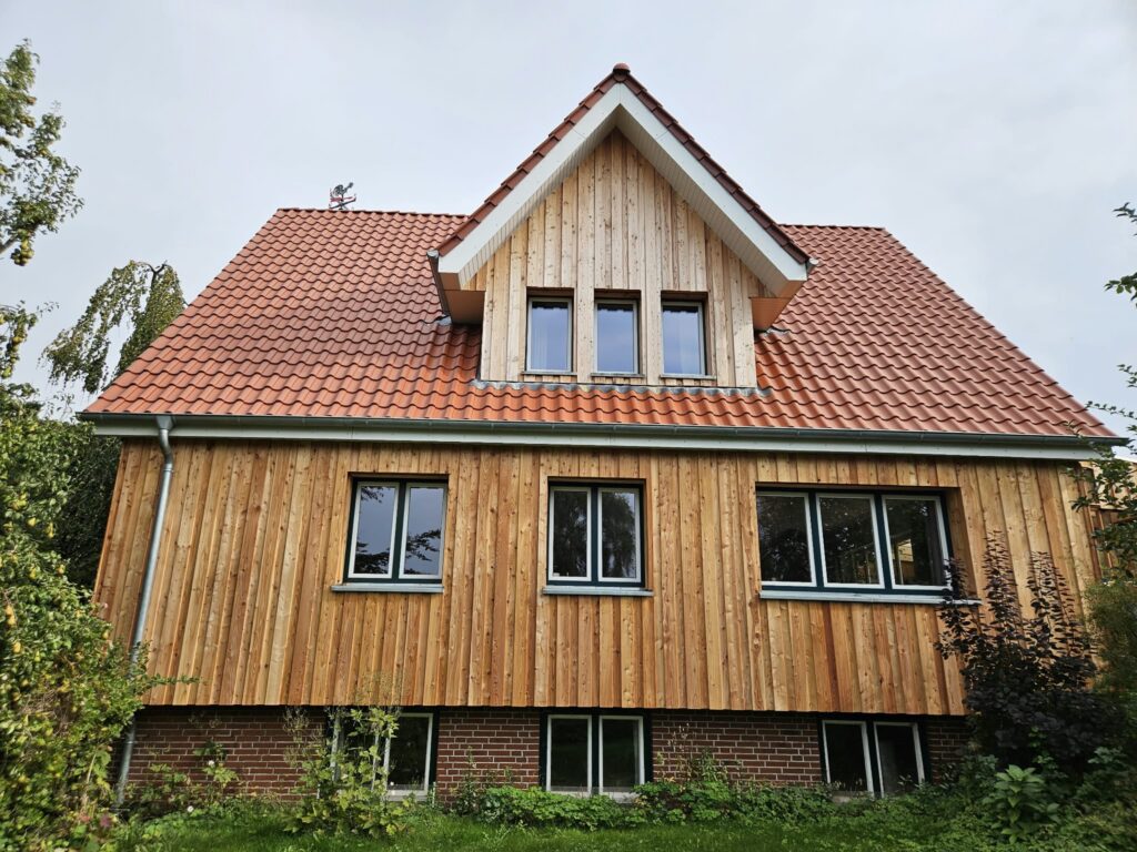 Frontansicht einer energetischen Sanierung der Fassade mit Lärcheholz