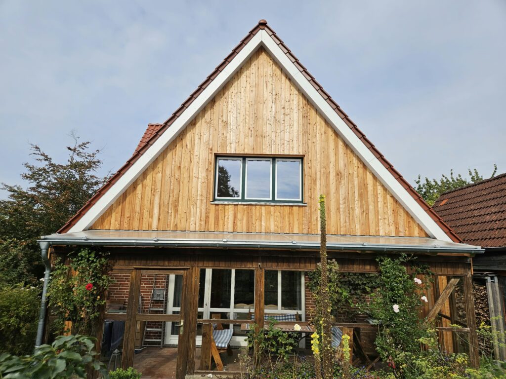 Giebelansicht einer energetische Sanierung der Fassade mit Lärcheholz